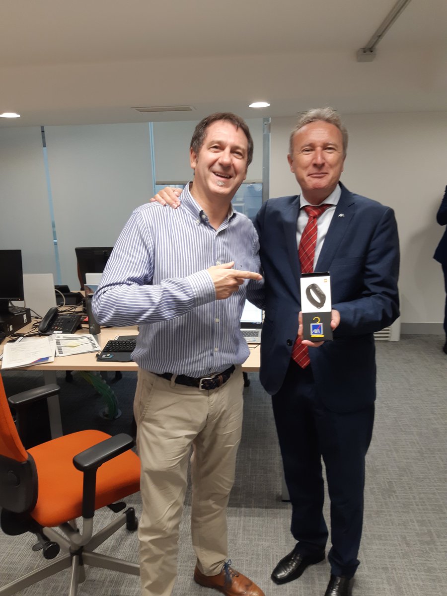 josecadenas01's tweet photo. Pequeño detalle a Roberto Neira, Agente General DTNorte por su participación en #AXALearningWeek #KeeplearnigatAXA contando su experiencia en #MPA para adaptarse al cliente #customerfirst
@HerreroNeira
@RicardoTorrubia https://t.co/VqYeQlBW54