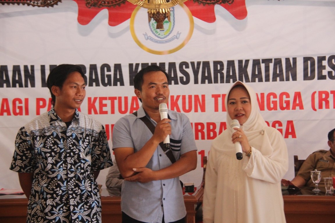 Selasa (22/10) saya bertemu dgn perwakilan ketua RT se-Kabupaten Purbalingga &amp; pengurus Paguyuban Ketua Rukun Tetangga (PKRT) Kab. Purbalingga pada acara pembinaan Lembaga Kemasyarakatan Desa/Kelurahan, di Pendopo Dipokusumo, Selasa (22/10).<a href="/ganjarpranowo/">Ganjar Pranowo</a>