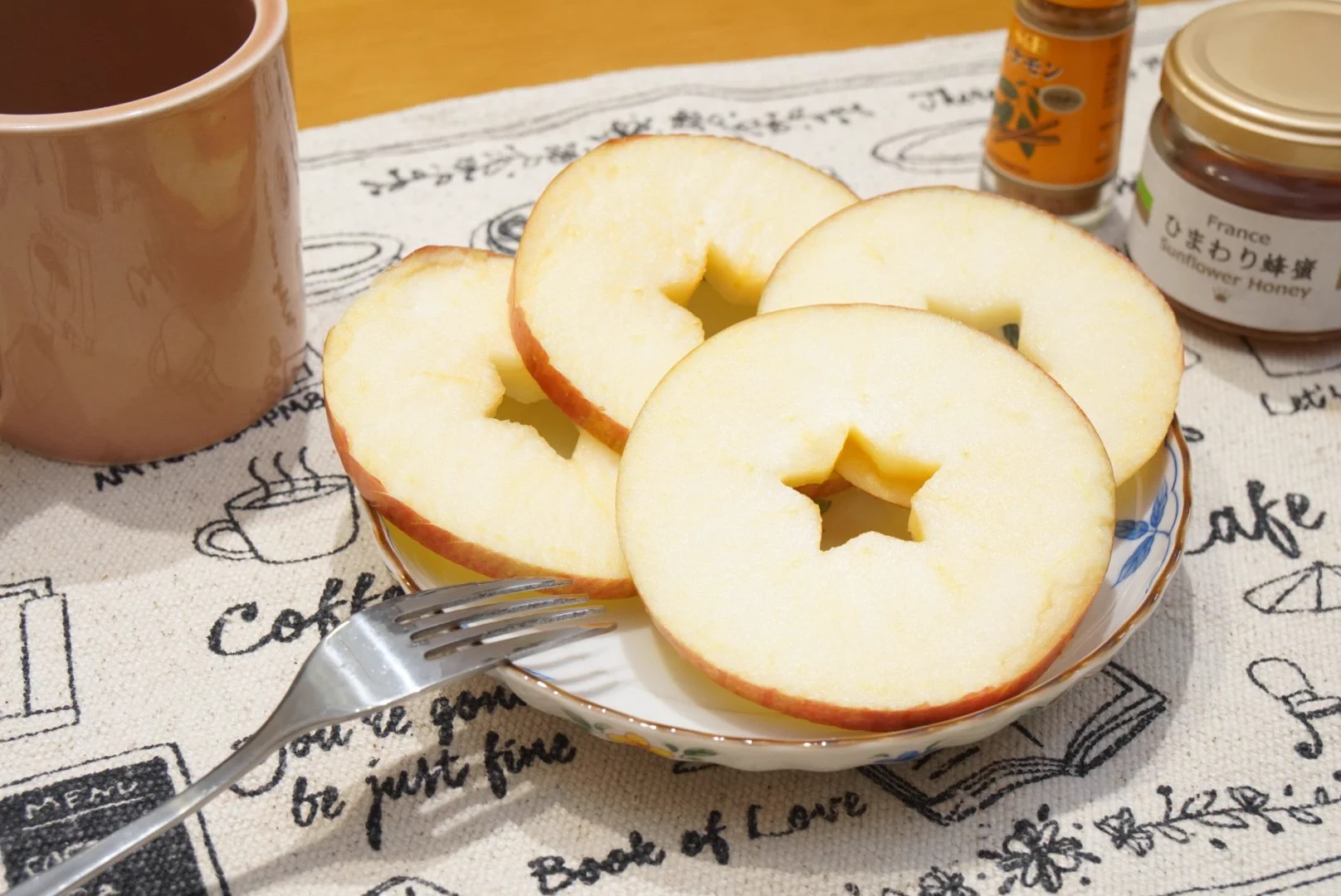 超イイ裏ワザ見つけた‼リンゴを輪切りにして種を取ればほらこの通り！