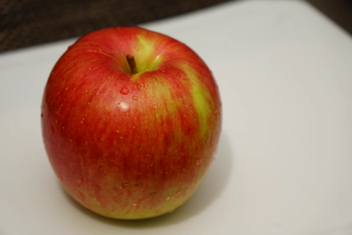 超イイ裏ワザ見つけた‼リンゴを輪切りにして種を取ればほらこの通り！