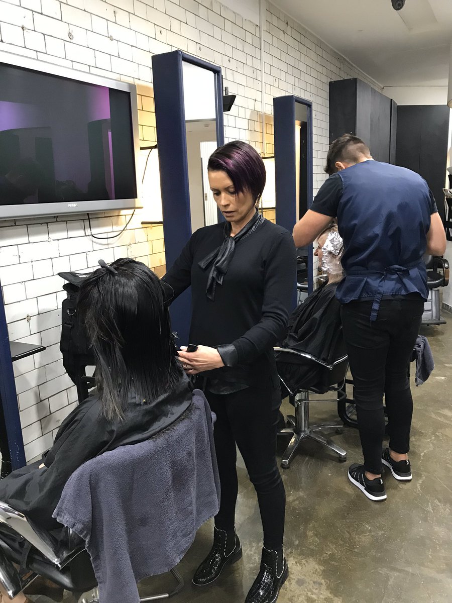 nickyoliverway's tweet photo. Our new student Rachel Clubbe 3rd day on the course working on her 4th cut & blow dry she doing well.#Manchester #HairdressingCourse #newlife #Hairdresser #MUAcourses #BarberingCourse #ToBeTheBest #NVQ #goodsalonguild #academy #Creative #Artists #art #student #StarWars https://t.co/asOh4IkEU1