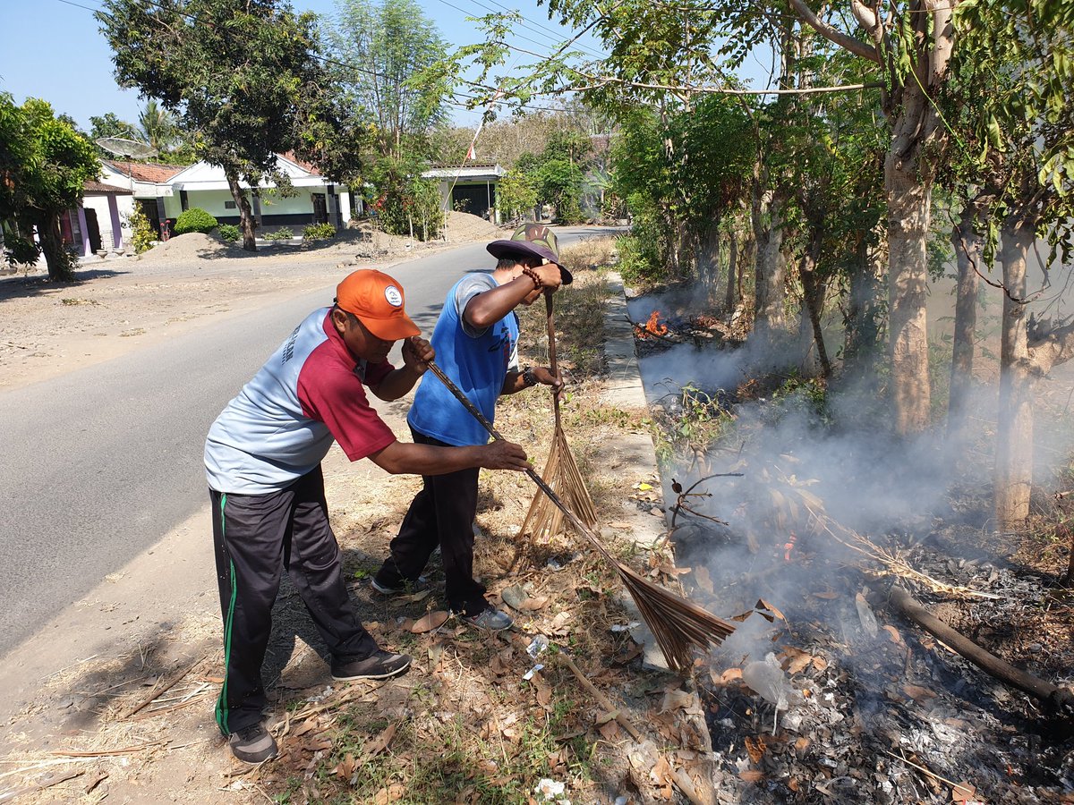 Kerja bakti untuk persiapan rangkaian Festival Udang diatas Batu Tahun 2019 di Pantai Ria Bomo Desa Bomo Kecamatan Blimbingsari