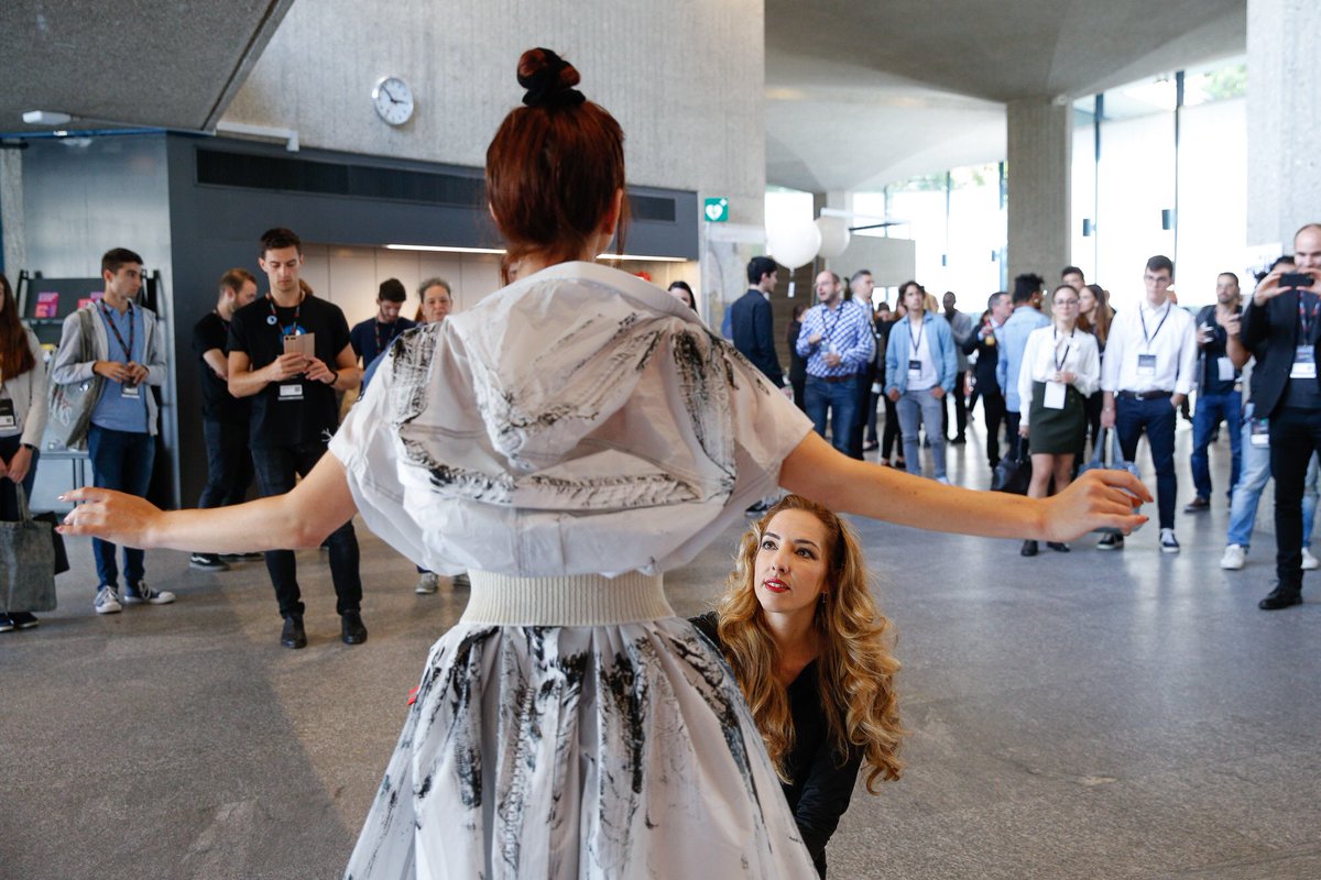 What <a href="/AnaDApuzzo/">ᗩᑎᗩ ᗪ'ᗩᑭᑌᘔᘔO</a> created with a simple tent is impressive. Not only did she paint it, but turned it into a dress worn by a dancer. Architecture becomes fashion &amp; fashion becomes dance.

#TEDxLugano2019 #Tailormade #performance #fashion #architecture 

©TEDxLugano / Loreta Daulte