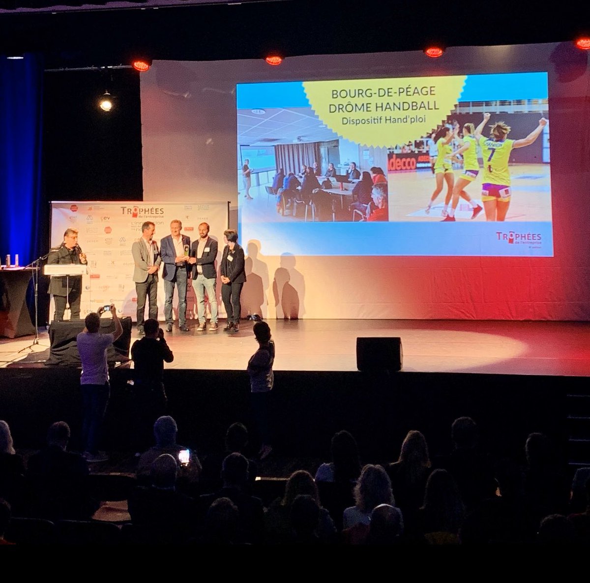 BDPhandball's tweet photo. 🏆 Nous sommes très heureux de vous annoncer que le club de Bourg de @BDPhandball a remporté le trophée de « l’innovation managériale &amp; emploi » grâce à son action sociale Hand’ploi. Une action collective traduite par le succès de l’événement sur notre territoire✅ @ValenceRomans https://t.co/XCxPbeHZLN