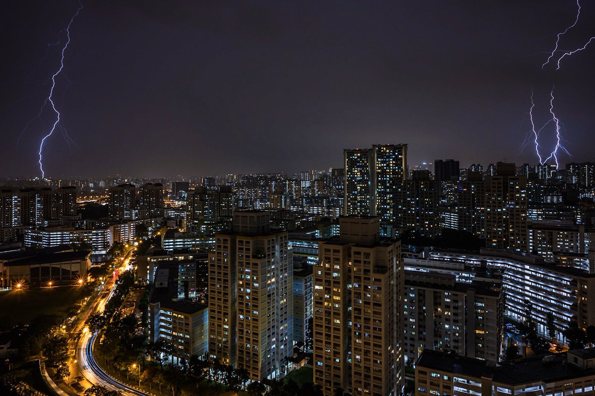 javanng's tweet photo. Electric nightscape in Singapore! ⚡️

#rainynight #Singapore #SgWeather #stormynight #seesingapore #seemycity @VisitSingapore @NatGeoPhotos https://t.co/TXQW8IHc9J