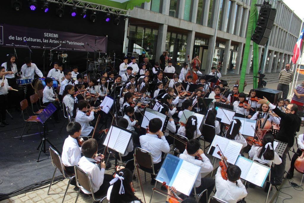 Orquesta Sinfónica de Angol (OSA) abrió presentaciones musicales en Feria de las Artes Wallmapu
angolinos.cl/2019/10/orques…