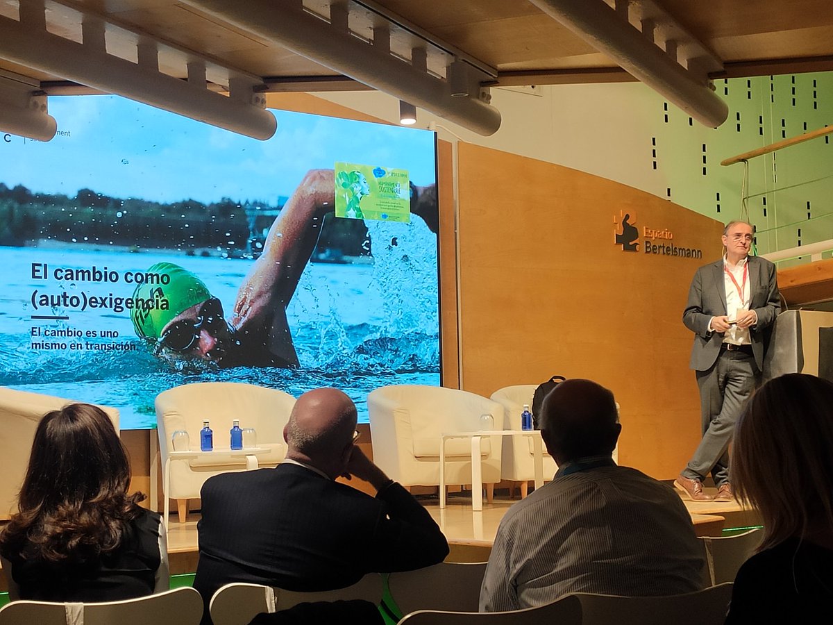 RaquelBonsfills's tweet photo. Xavier Marcet habla de la importancia de gestionar el no talento, de la autoexigencia del #cambio que comienza por uno mismo, centralidad en el cliente en el presente, ser socialmente responsables en el modo de ganar dinero, #liderazgo que hace crecer a la gente...#UpdateRRHH https://t.co/UyrJw4o5uT