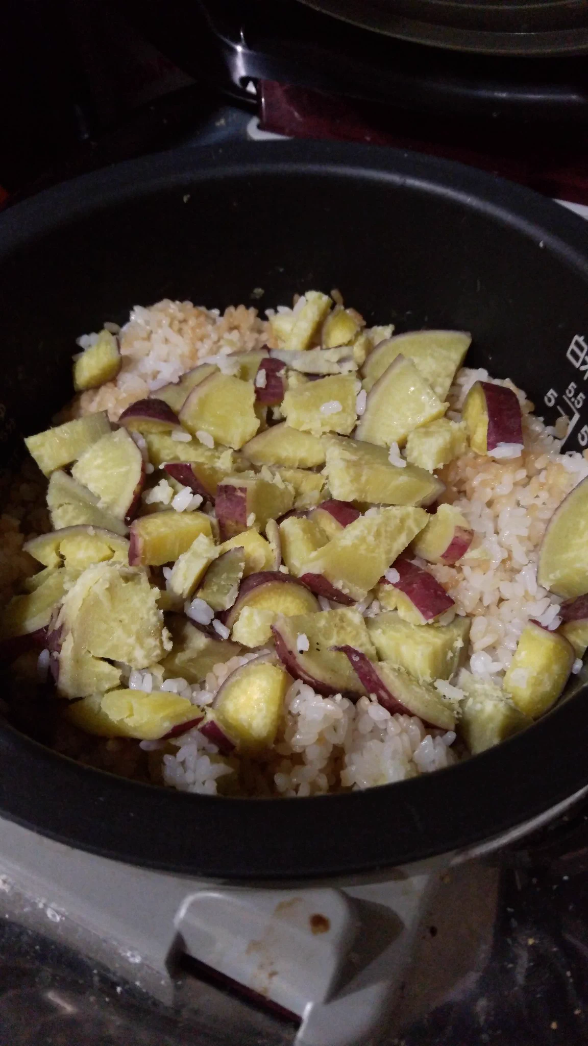 月曜日長男が芋掘りでしたので、サツマイモ御飯作りました🍠
美味しかったのと長男からのリクエストもあって二日連続に🍚
家にあるもので作れるのも良いですよね  
