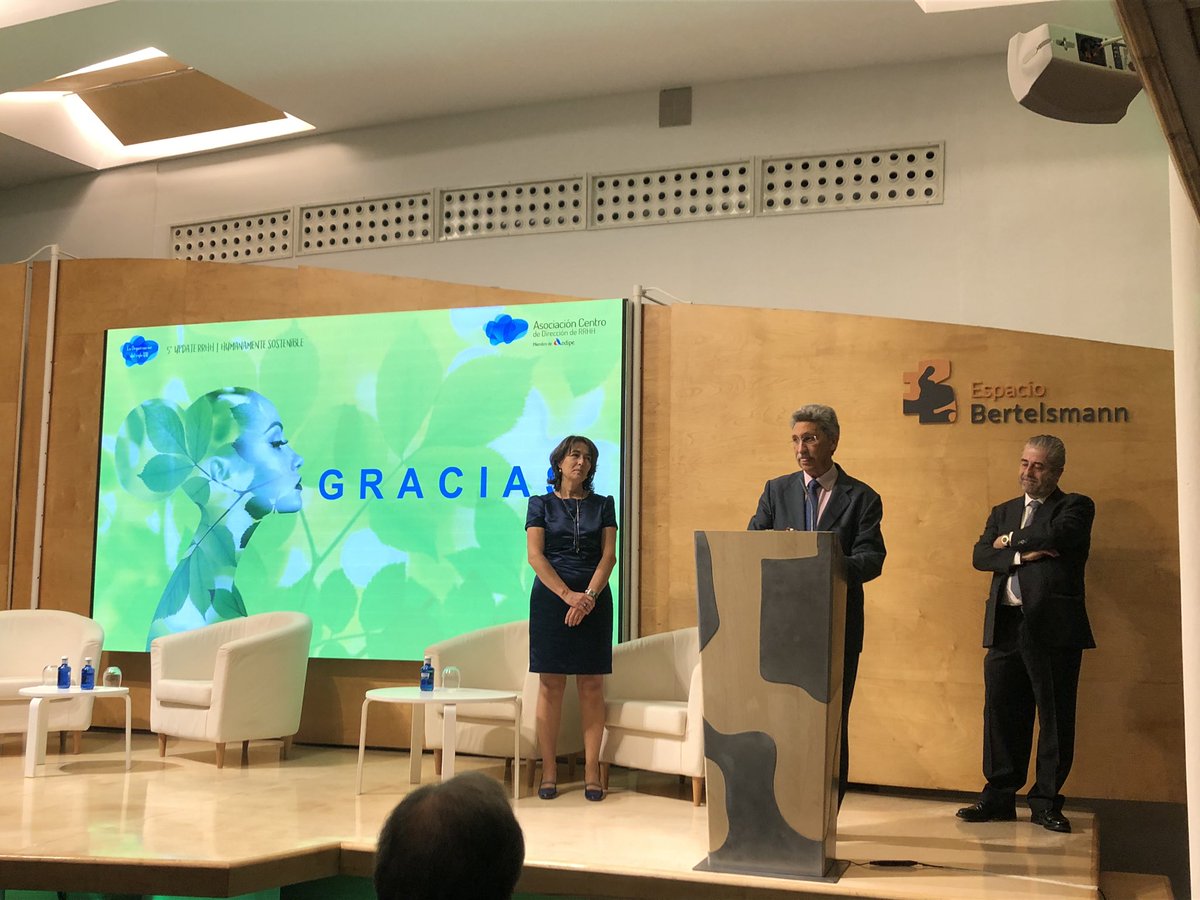 SGomezForonda's tweet photo. Homenaje y agradecimiento de @asociacionrh a @jacarazo por su contribución a la profesión de recursos humanos. Alguien a quien admiro, respeto y al que personalmente estoy muy agradecida por su apoyo en mi carrera profesional! https://t.co/rHXhz1AMkX