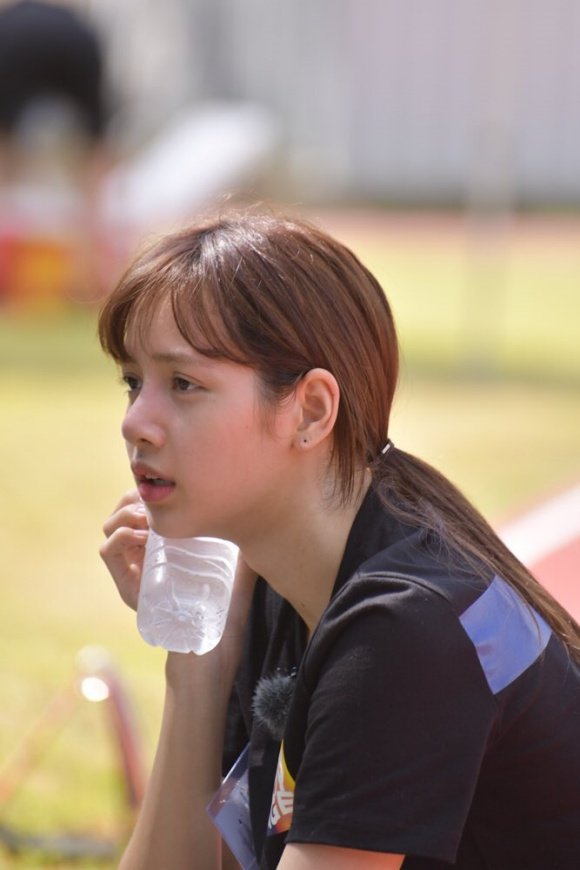 CELINEx0327's tweet photo. ทานโทษนะคะบอกลิซ่าหน้าก็บ้าน ๆ โทษนะคะนี้หน้าสดลิซ่าค่ะแล้วคนที่ว่าน้องคือ 55555555 มั่นไรไรก่อน  #เคทีม https://t.co/eyLill4XO4