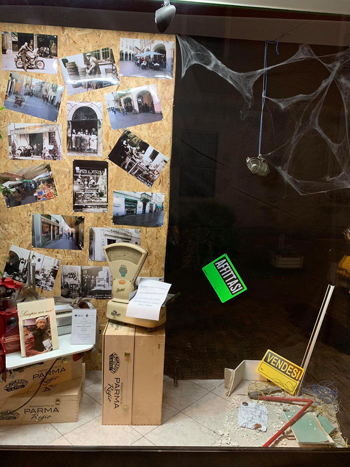 ConfCommercioAb's tweet photo. #Abbiategrasso, Mostra Concorso Vetrine di @ConfCommercioAb: i premi della giuria tecnica e il voto web #sottocasamipiace 
https://t.co/qKUwY79wQV https://t.co/FwJBbOuvRa