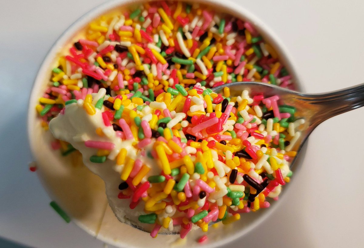 バニラアイスにアホほどチョコスプレーをかけると 悪魔の食べ物 ひとつなぎの大秘宝 家でやると追いスプレーもできて最強 Togetter