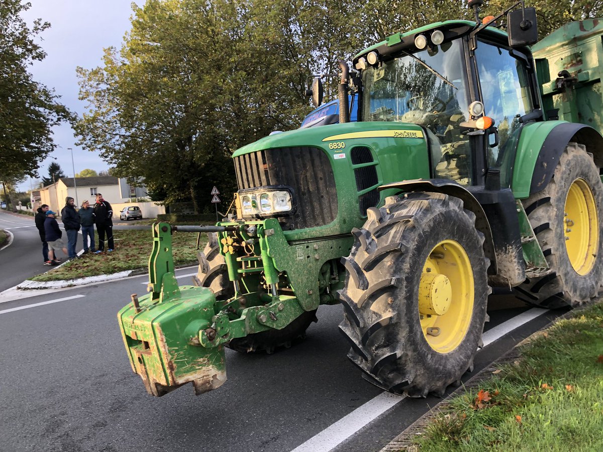 « Stop à l’agribashing! » Une trentaine d’agriculteurs mobilisée au rond point des quatre ânes de Rochefort pour une opération sensibilisation. <a href="/F3PoitouChtes/">France 3 Poitou-Charentes</a>