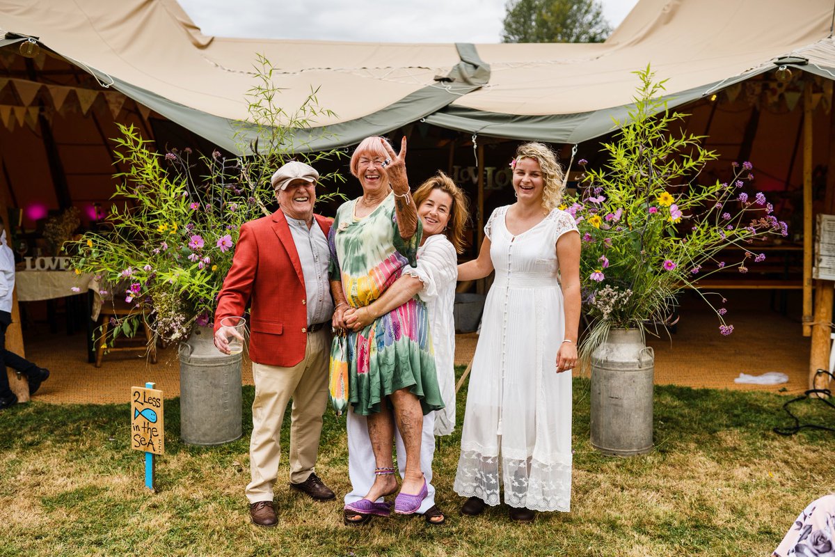 A big hell yeah to this family portrait ✌🏼Feeling all the love from this beautiful woodland #wedding last month 💫🌈

📸 @n_daviesphotography
