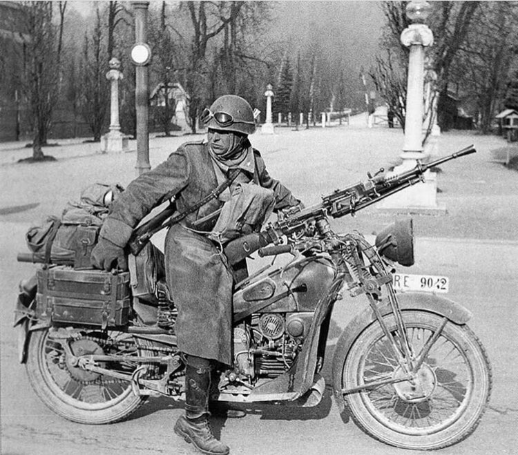 かみゅ Alitaarmy Reserve Jpn Nagnorton 専門外ですが イタリア軍の Bersaglieri ベルサリエーリと呼ぶ歩兵部隊のひとつだそうで バイクは Motogucci Super Alce アルチェのモデルのひとつ 付いてる機銃は Breda Mod 30 で一説にはワースト5軽