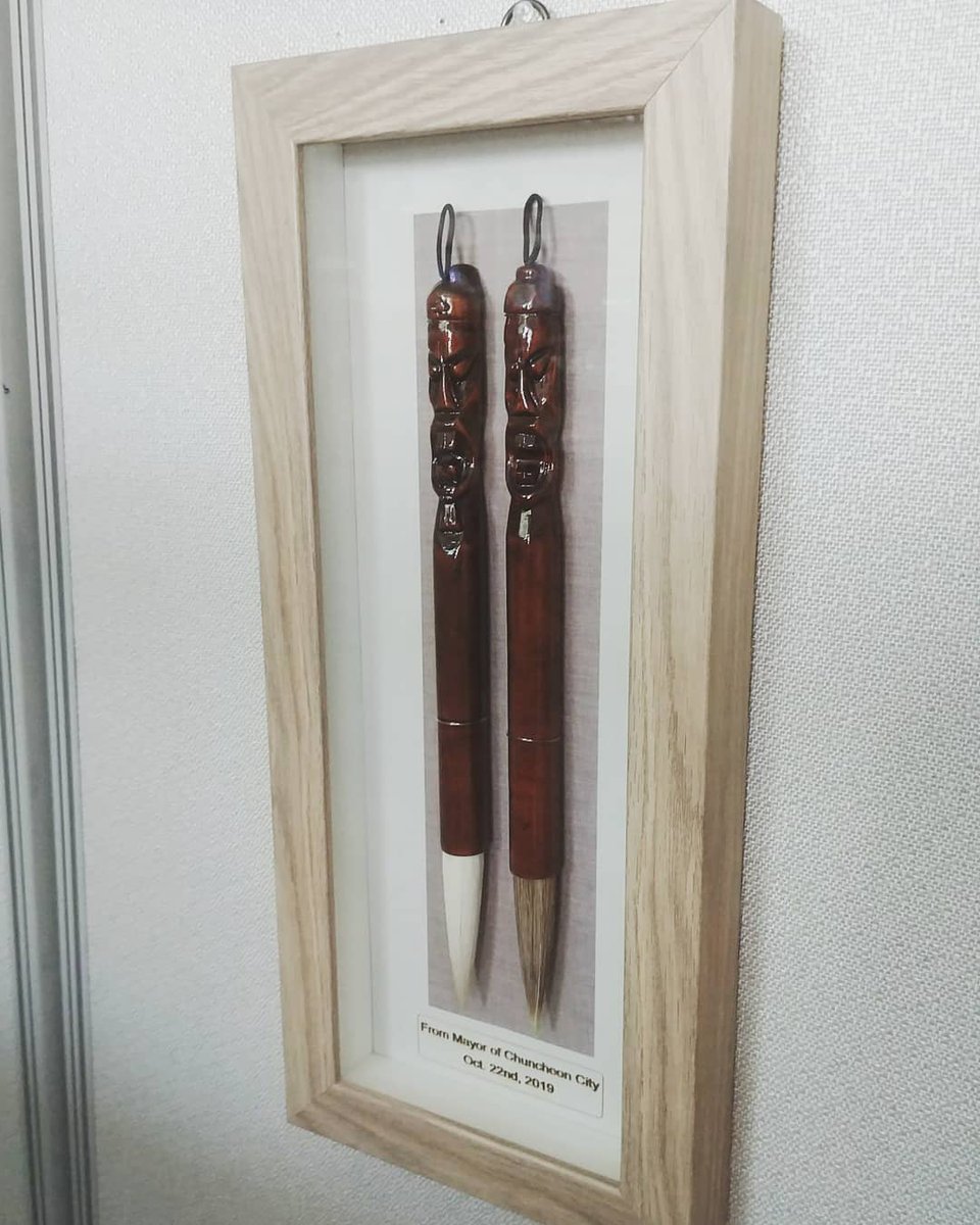 brushmuseum's tweet photo. 춘천시와 덴마크 바일레시의 우호도시 체결기념위해 제작된 붓입니다. 덴마크 바일레시에 선물이 될 예정.한국적인느낌을 더하여 https://t.co/400jA6YbgG
#춘천 #덴마크 #바일레시 #우호도시체결 #교류협력
#무형문화재 #선물
#korea #chuncheon 
#denmark #vejlecity 
#traditionalcrafts #present https://t.co/wLbfbLOpb8