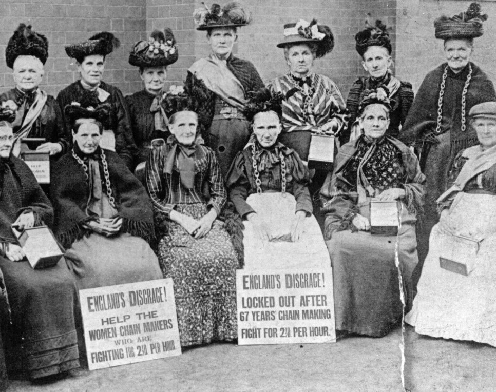 BCLivingMuseum's tweet photo. #OnThisDay in 1910 the #CradleyHeath lady chain maker’s strike ends when the final employer signs the ‘White List’, agreeing to a minimum wage of 2½d – nearly double the previous rate. This would be the first minimum wage introduced in Britain. https://t.co/Ikfx4qeTYf