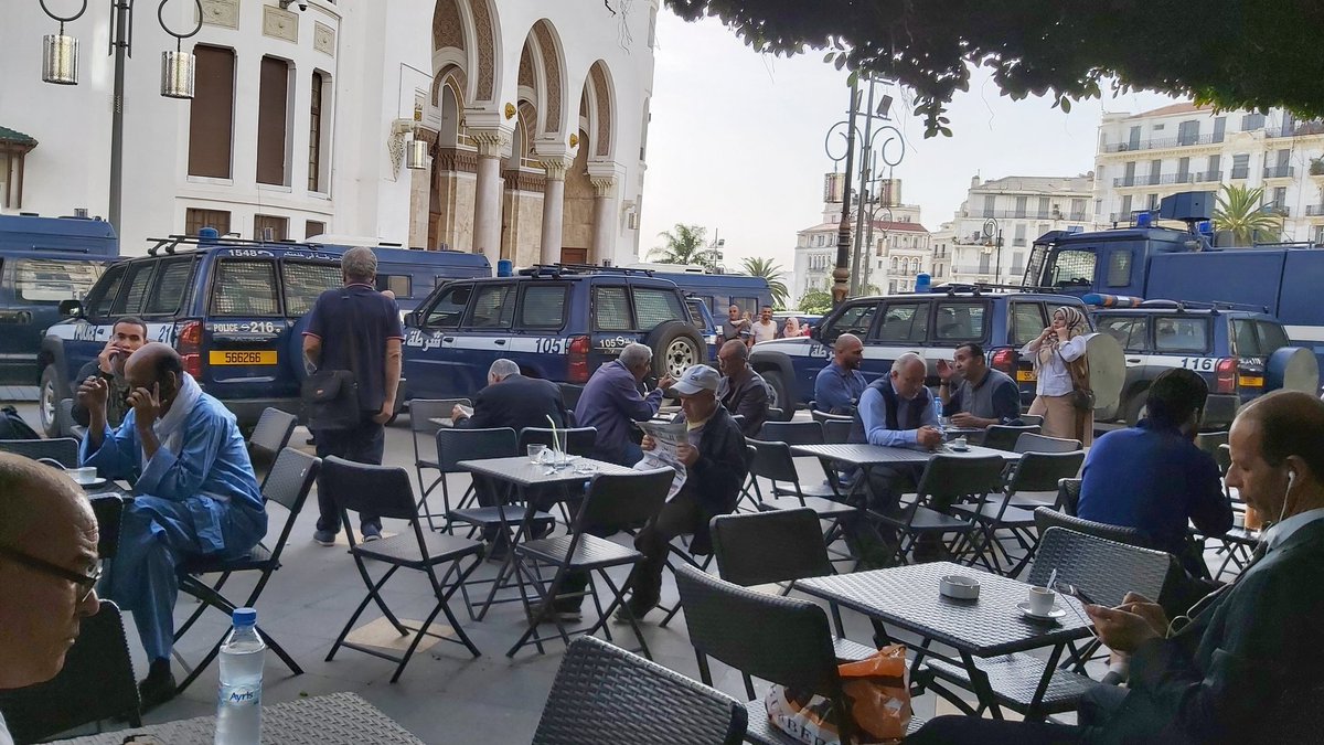 BouzidIchalalen's tweet photo. En prévision de l'acte 35e mardi des #etudiants, la #police s'invite sur la terrasse de la terrasse de la #grande_Poste à #Alger #Algerie #Algeria #Politique https://t.co/qUhKerWtsb