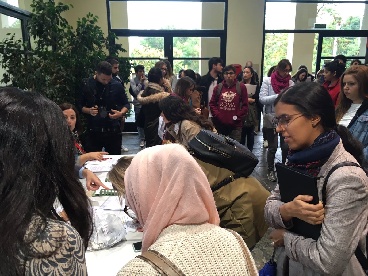 Más de 250 jóvenes inscribiéndose en la #FeriaEmpleoPICE de <a href="/camarazaragoza/">Cámara Zaragoza</a> que está a punto de empezar.