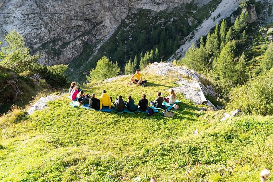 HBGgaming's tweet photo. 10 ragazzi immersi nella #natura, completamente disconnessi da ogni forma di #tecnologia: sono questi gli ingredienti di #RechargeInNature.
Il racconto di un'esperienza fuori dal tempo.
#BeHumanActDigital 🌲 Dolomites Maadness Project 🌲

--> https://t.co/SKlRQGmMBT https://t.co/EaNGqZQ2yG