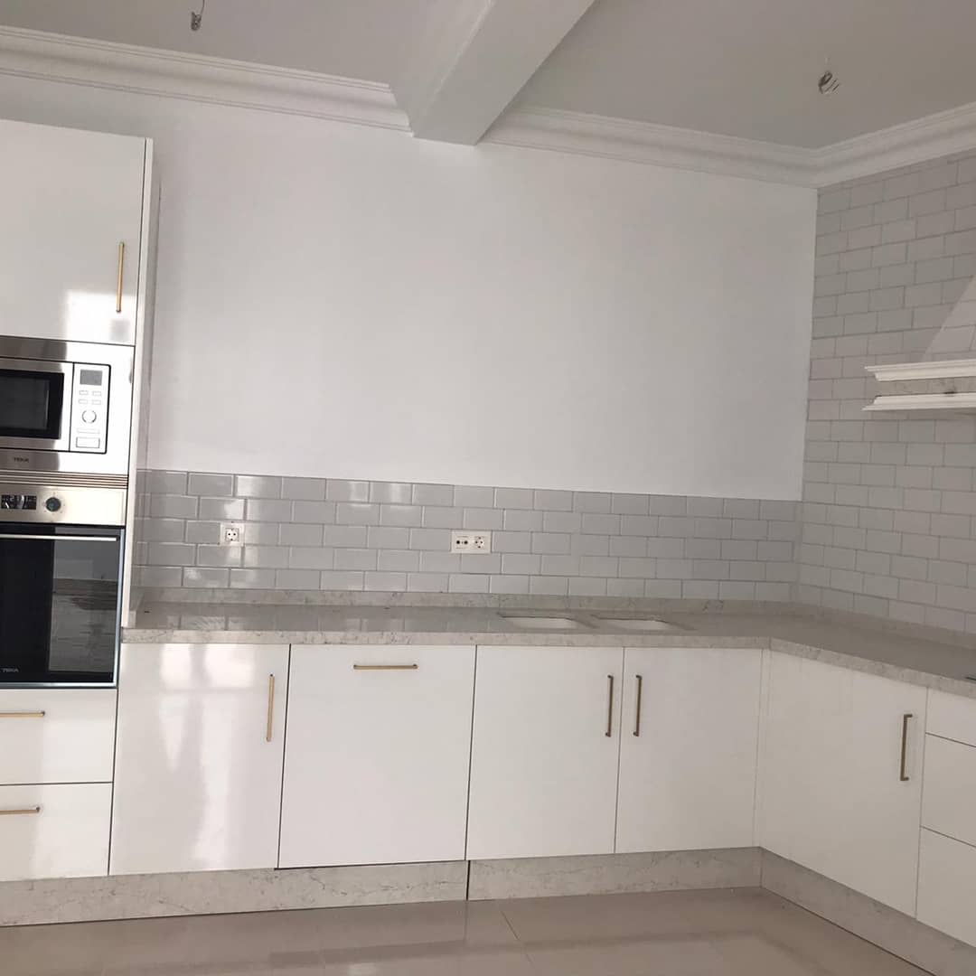 MCocinasJimenez's tweet photo. Cocina en formica blanco brillo, encimera silestone jazmine https://t.co/0Ffvsykkuu
