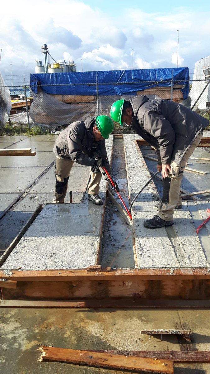 De leerlingen van onze opleiding hebben een #FloatingFarm gemaakt. Nu is het tijd om deze te ontkisten. Onze leerlingen zien alle kanten van het vak en worden zelf aan het werk gezet. 

Wil jij graag bouwvakker worden? Kijk dan snel op 👉 bit.ly/bouwaanjetoeko…
