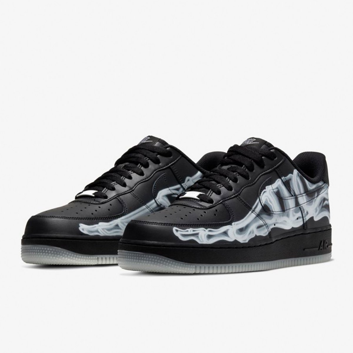 FOOTDISTRICT's tweet photo. 💀🦴Are you ready for Halloween?? ONLINE RAFFLE is now open for the @Nike Air Force Skeleton! 
Click here to enter: https://t.co/WA134QL2A0

Raffle closes on Thursday, Oct 24, at 5PM CEST. Winners will be contacted same day!

#nike #airforce1 #af1 #af1skeleton #footdistrict ⁠ https://t.co/PqYuqq1Umb