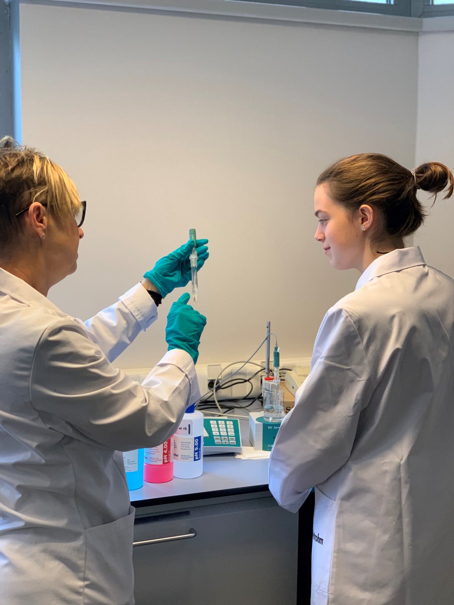 How to motivate students to love science ? Invite them in the lab ! A very exciting week for this student from PTS Mechelen. 
#lovescience #internship #ptsmechelen #metrohm