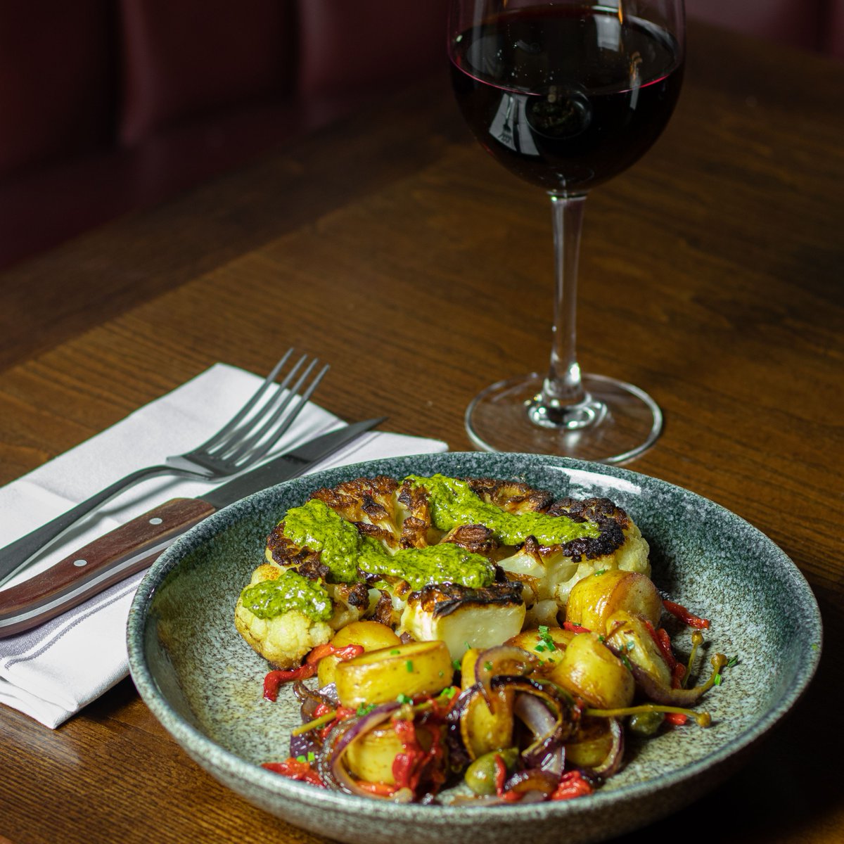 Looking to try a different kind of steak? How about our flavour packed Cauliflower "Steak"? Potatoes “a la pobre”, caperberries, piquillo peppers, salsa verde 😍
-
Book today to try this beauty by calling us on 0141 406 9880 or visiting bit.ly/2XOv50s