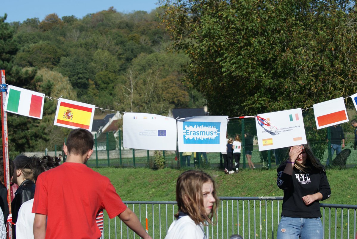 FeuilladeLa's tweet photo. Les élèves du collège ont fait le Cross aux couleurs de nos pays partenaires. Les 6e ont représenté la France, les 5e l'Italie (Sardaigne), les 4e l'Espagne et les 3e ma Pologne. Bravo à tous!
#euroentornos
#euroenvironments
#ErasmusPlus https://t.co/JspaDcQXsj