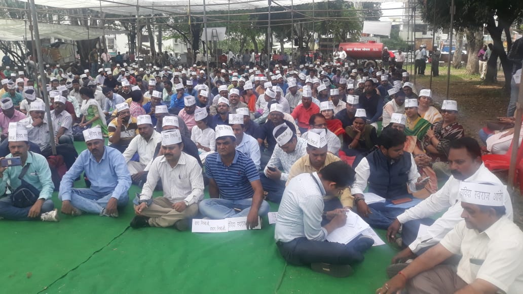 सरकारें आती जाती रहेंगी, और कर्मचारी हमेशा छलावे का शिकार होता रहेगा,जिन कर्मचारियों को 90 दिन में नियमित करने का वादा करके <a href="/OfficeOfKNath/">Kamal Nath</a> ने सरकार बनाई थी उनकी 10 महीने बीत जाने के बाद भी सुध न आई,अब <a href="/INCMP/">MP Congress</a> भी भरोसे के काबिल नहीं लग रही #samvidaswarajandolan @egeump <a href="/samvidamp/">संविदा मध्य प्रदेश</a>