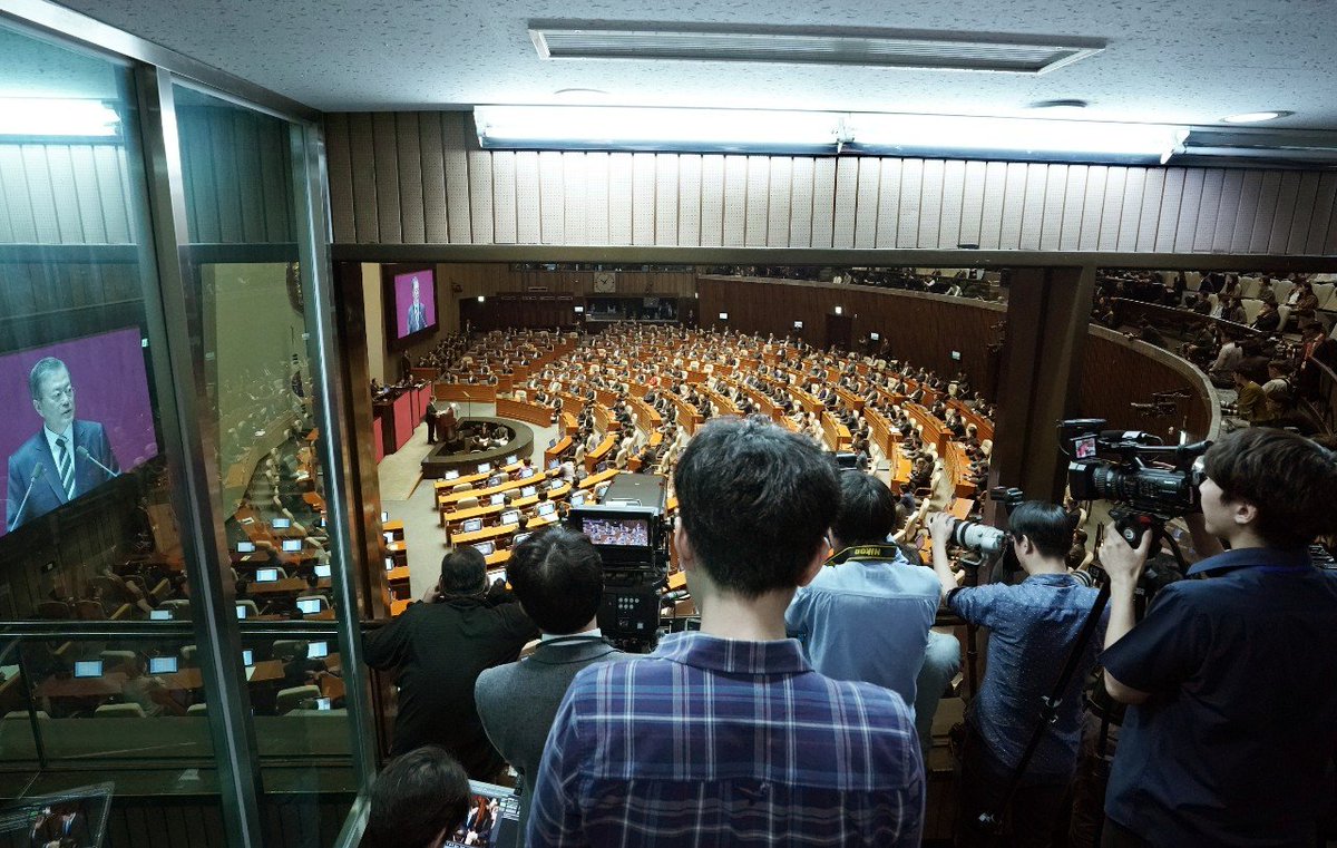 이제 우리 정부 남은 2년 반을 준비해야 할 시점입니다.
저는 ‘함께 잘사는 대한민국’을 생각합니다.
‘혁신의 힘’, ‘포용의 힘’, ‘공정의 힘’, ‘평화의 힘’을 키우고
‘함께 잘사는 나라’, ‘아무도 흔들 수 없는 강한 경제’를 만드는 것이 우리가 가야 할 길이라고 믿습니다.
bit.ly/2P7XGbq