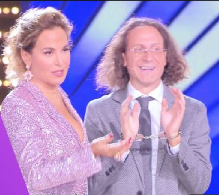 _DAGOSPIA_'s tweet photo. GRASSO, LA D’URSO E PANZIRONI: PERCHÉ MEDIASET CONTINUA A INVITARLO? https://t.co/XpcAGXGoOn https://t.co/a79YTrt0DW