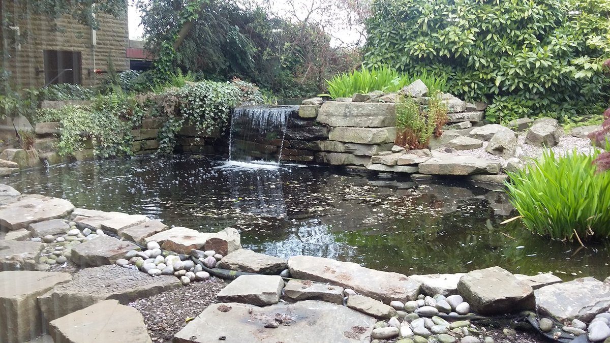 BCM_Funerals's tweet image. Is at #Hollinwood #Crematorium #Oldham love the #duck #pond here at the side of the pews.