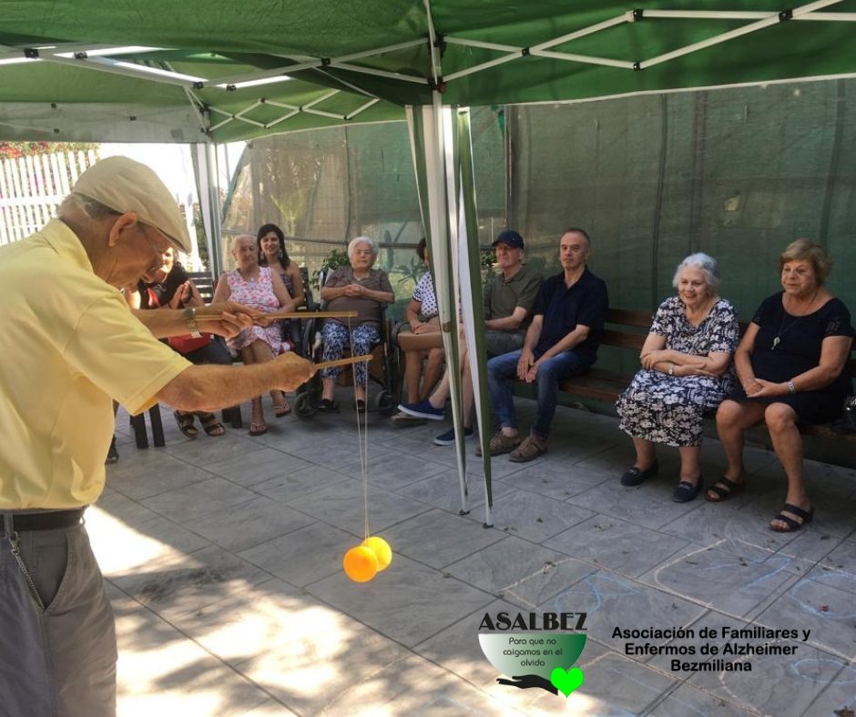Juegos Populares en nuestra sede 😊💚
.
.
.
#Alzheimer #Asalbez #Asociaciones #Malaga #RincondelaVictoria