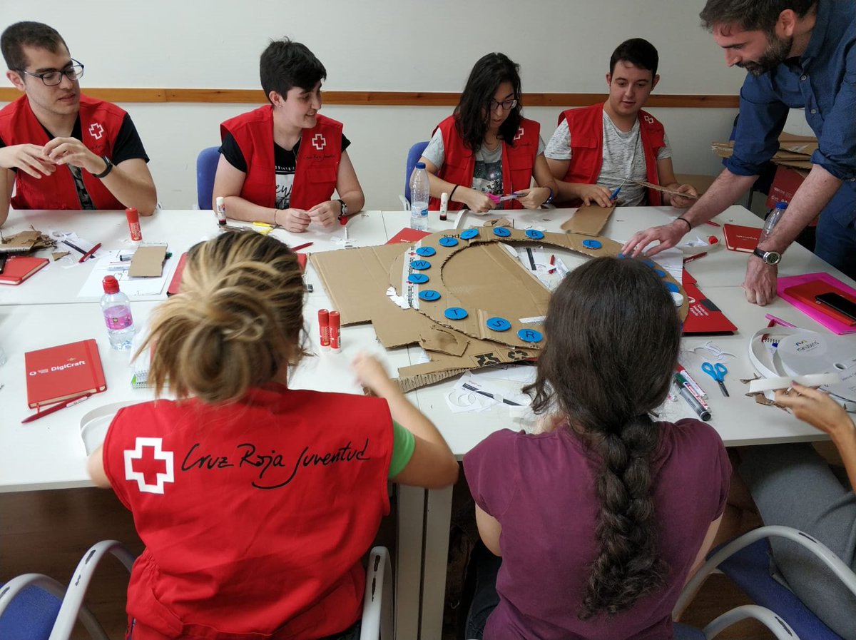 CruzRojaSevilla's tweet photo. Nuestro voluntariado de CRJ preparando material para las actividades de ocio y sensibilización que cada viernes llevamos a cabo en la plaza de las Acacias en #Torreblanca
#ProyectoPARTICIPA
#AyuntamientoSevilla https://t.co/BNvFZQwIIo