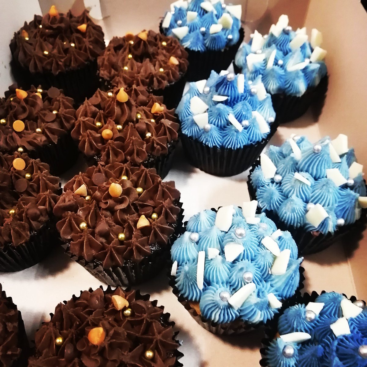 MatoniG's tweet photo. Get yourself these affordable cupcakes to enjoy and stay warm in this Capetown weather. #cupcakelovers#vanilla #chocolate #dontgetleftout #capetownbased https://t.co/Poqz7VwQVg