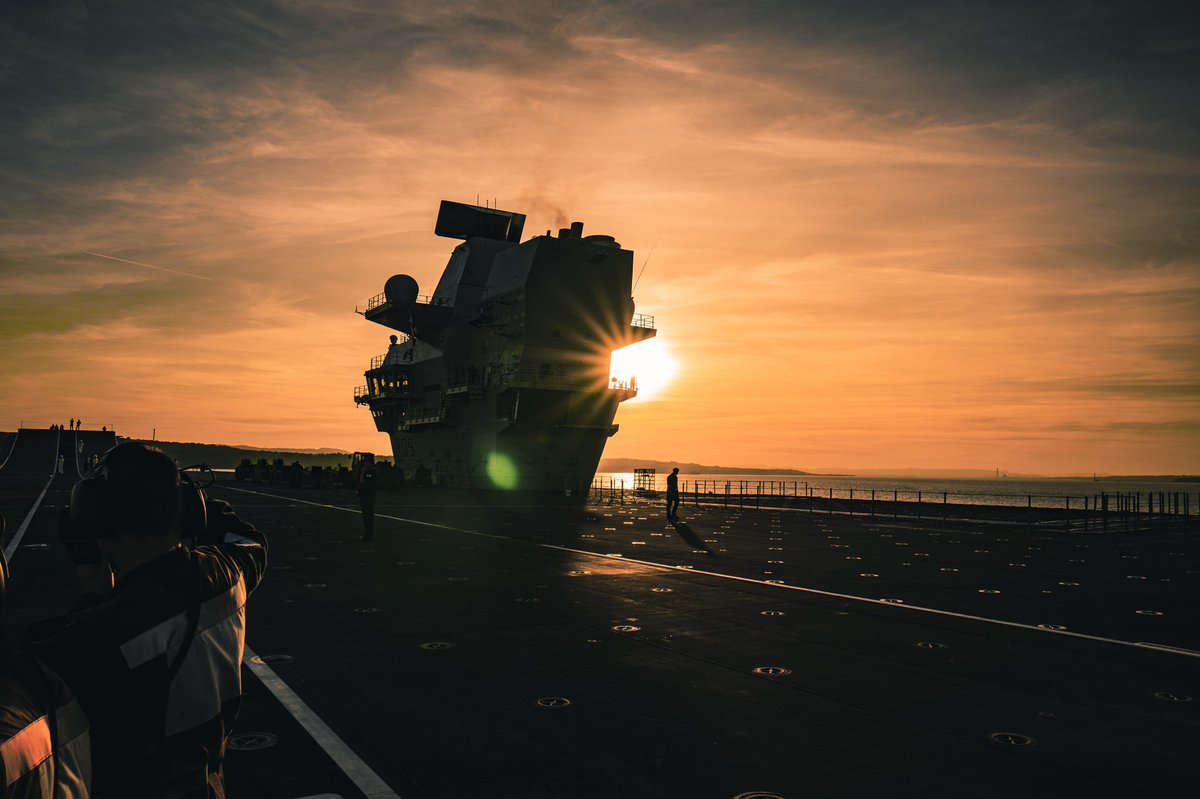HMSPWLS's tweet photo. Here are a few pictures from the ‘Sunset Collection’ taken by one of HMS Prince of Wales aspiring photographers. #hmsprinceofwales #sunsetphotography #RoyalNavy https://t.co/042KO1sg9M
