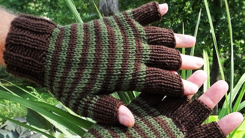 Stripes anyone?  Superwash merino wool men's half finger gloves: etsy.com/listing/471447… #handmade #handknit #knitting #etsy #etsyshop #smallbusiness