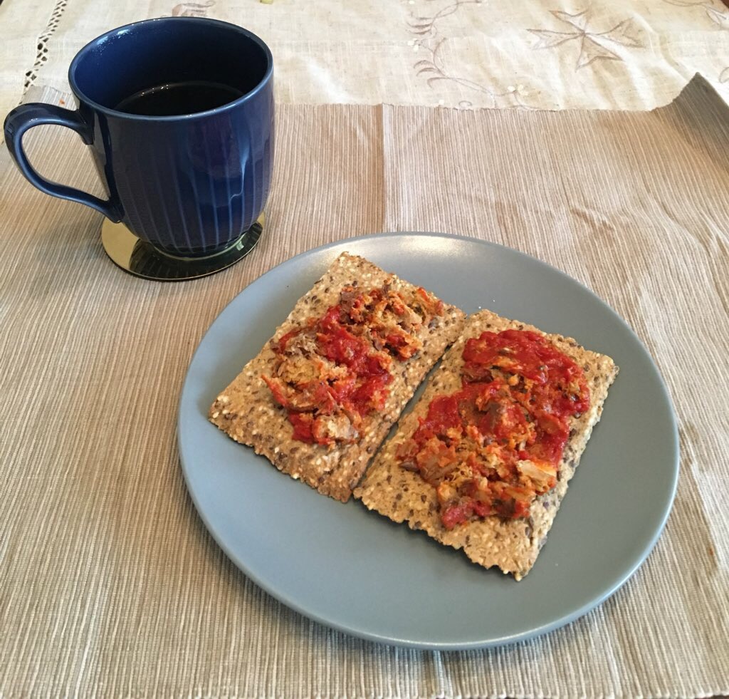 今日はノルウェーの定番朝ごはん🇳🇴
knekkebrød(クラッカーの様なパン)とStabbur Makrell(トマト味の鯖缶)。日本人の味覚にも合っていて栄養もたっぷりなのでオススメです。日本でもカルディで見たことあるので鯖缶好きな人には試してみて欲しい