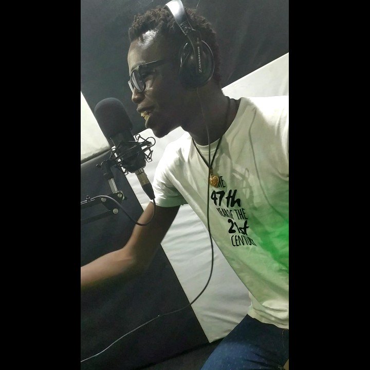 theoddfelix's tweet photo. Today on radio, I did a poem out of the album, the very album that the title is printed on the shirt.
❤️
#radio #spokenword #oddFelix https://t.co/HOSewVeDmf