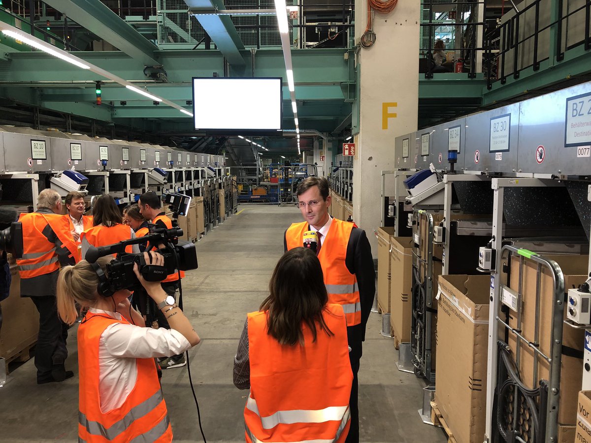 dpdhl_edenhofer's tweet image. Post- und Paketchef von @DeutschePostDHL Tobias Meyer erläutert Vorteile der neuen Mittelformat-Sortiermaschine im #IPZ am Frankfurter Flughafen. 11 Mio. Euro Investment für effizientere Sortierung von #ecommerce Sendungen