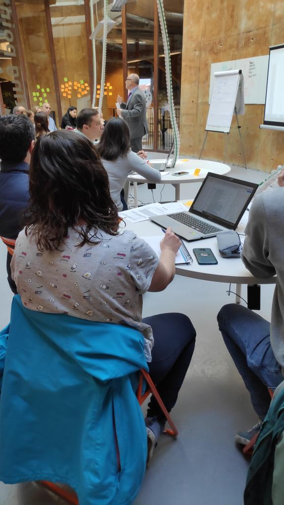 OviedoEmprende's tweet photo. En la segunda sesión del #packbasic hoy abordando la gestión laboral y fiscal de la mano de Juan de @ayudaemprende.  Conociendo todo lo que debemos conocer cuando emprendemos. En @taluderia actividad #OVDEmprende organizada por @CamaraOviedo https://t.co/XaTzbHj1DZ