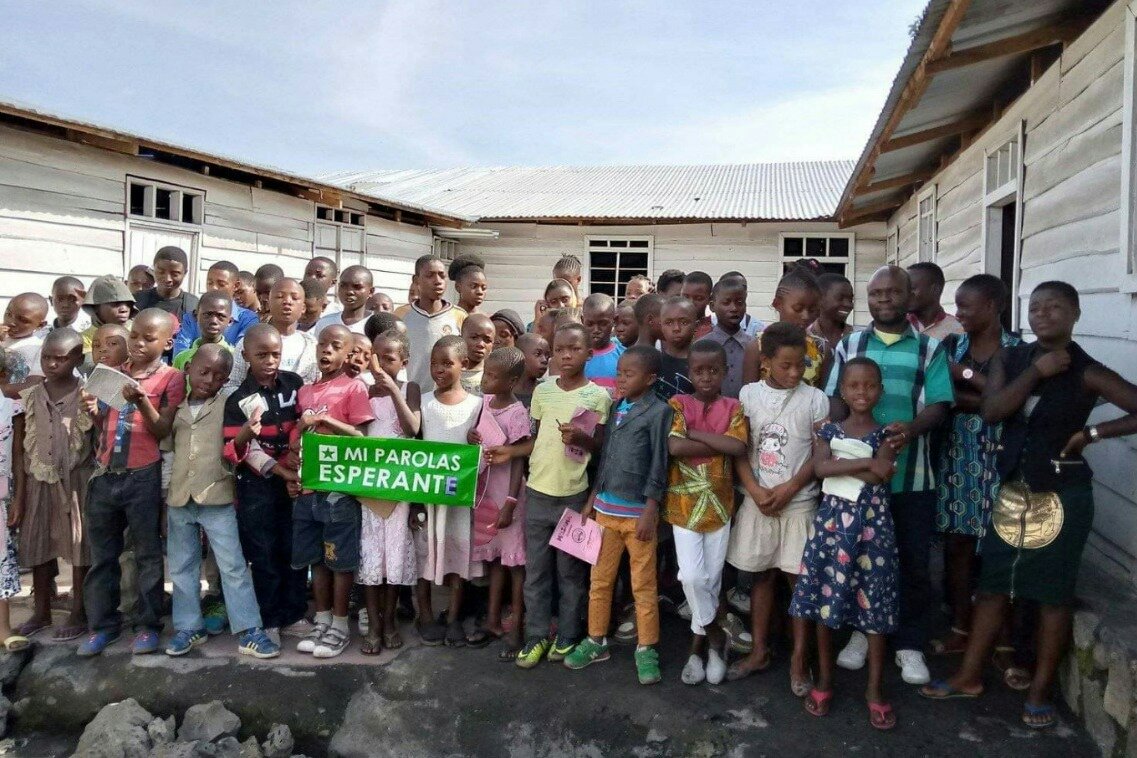 Help/u! Orfoj /Waisenkinder /orphans - bezonas vian helpon/ brauchen Hilfe/ need your help!