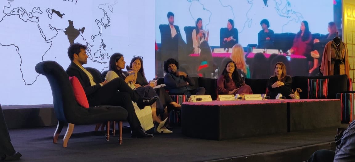 luxuryleagueind's tweet photo. .@rashmivirmani moderates the session on #Luxury of #Fashion, #Beauty, #Wellness and #Grooming.
#TheLuxurySymposium2019
#NakulBajaj #RinaSingh #ChinarFarooqui #SonalVerma @GauravJaiGupta https://t.co/dHSNhpGUad