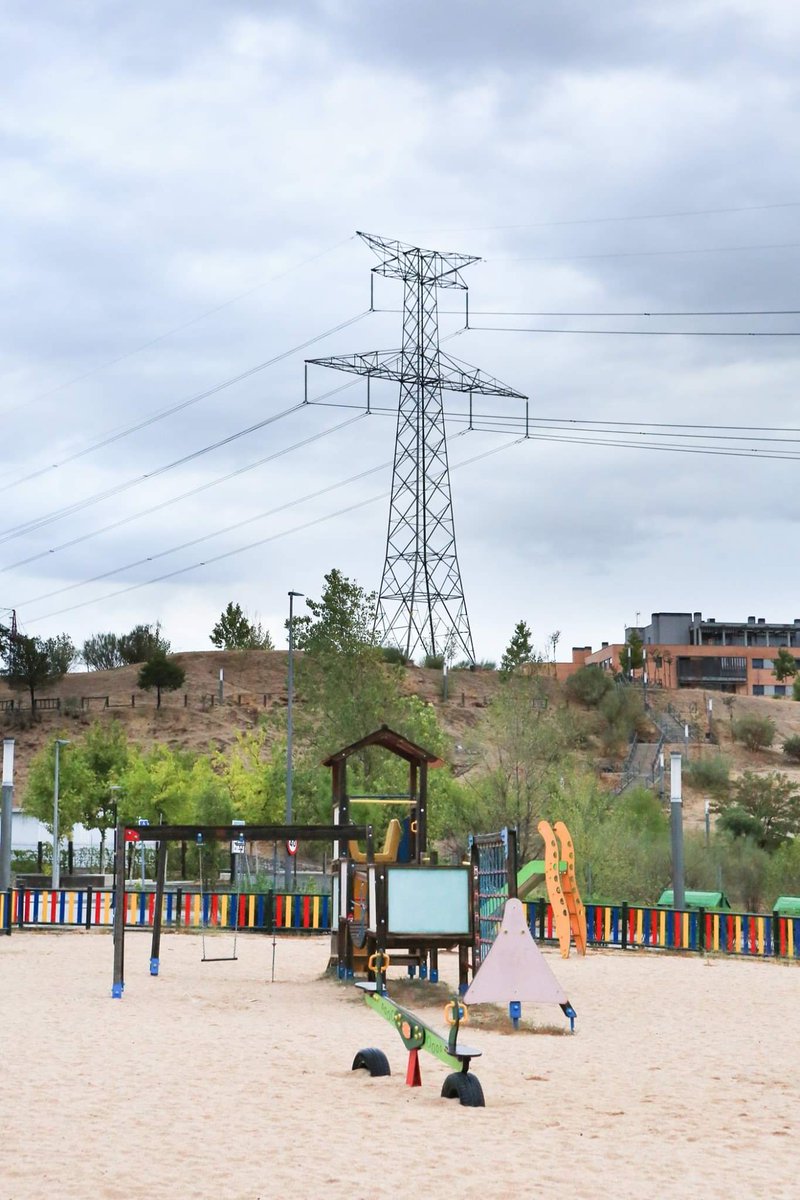 Trasladen a zonas deshabitadas las dos Líneas de Alta Tensión 400 KV que atraviesan #Arroyomolinos  #FueraTorresDeArroyo #EnArroyoSoloQueremosUnaTorre - ¡Firma la petición! chng.it/qWWsCsZK  vía <a href="/change_es/">Change.org España</a>
