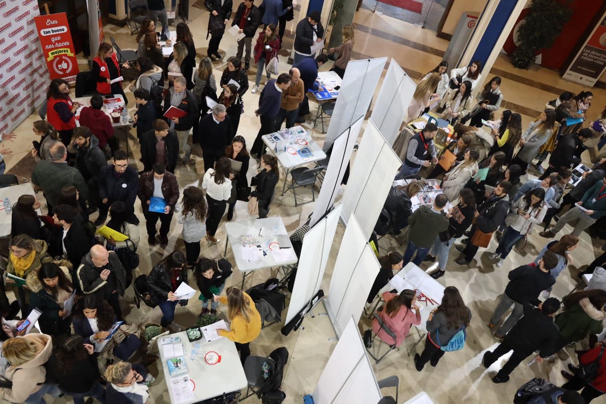 Casi 200 jóvenes están hoy buscando trabajo en la #FeriaEmpleoPICE de <a href="/camarazaragoza/">Cámara Zaragoza</a>, en la que hay cerca de 40 stands de empresas con ofertas para ocupar más de 80 vacantes.