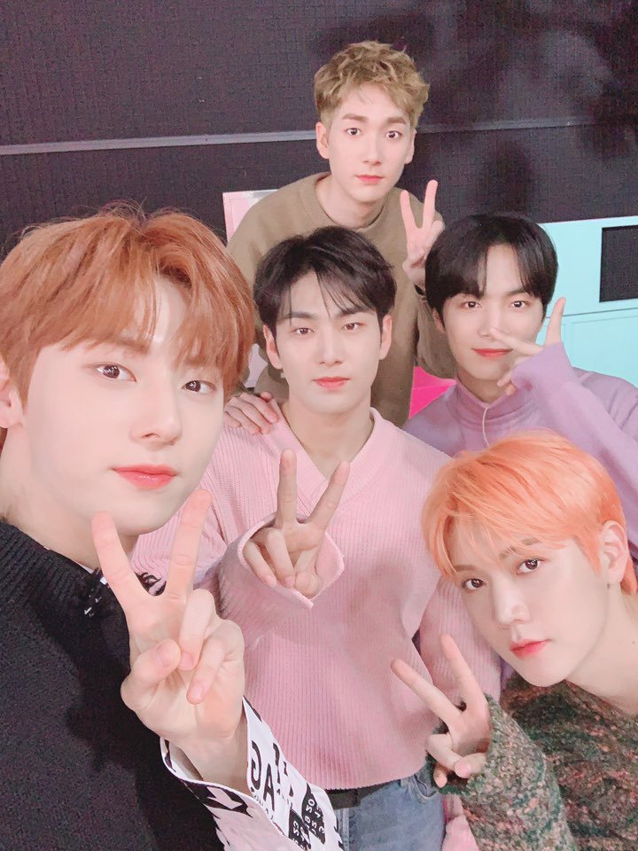 NUESTNEWS's tweet photo. [NU'PAPA] 서로를 향한 애정이 넘치고 넘쳤던 #아이돌룸 현장🍯 살짝의 오글거림은 보는 우리의 몫이지만,,🙈 #뉴이스트 is 뭔들 다 사랑스럽고 다 귀엽잖아,, 그럼 됐다,,👏 뉴이스트 하고 싶은 거 다 해 보자🕺 https://t.co/uytxgj0Jmb