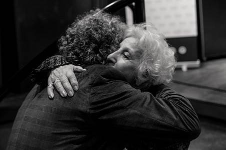 #42AñosDePie Hoy es el aniversario de #Abuelas y el cumpleaños de #EstelaDeCarlotto Con este abrazo celebramos los 130 encuentros e invitamos a sumarse al #ChallengeXLaIdentidad para encontrar a lxs que faltan. Subí una foto con tu abuela. #MesDeLaIdentidad #RompamosElSilencio