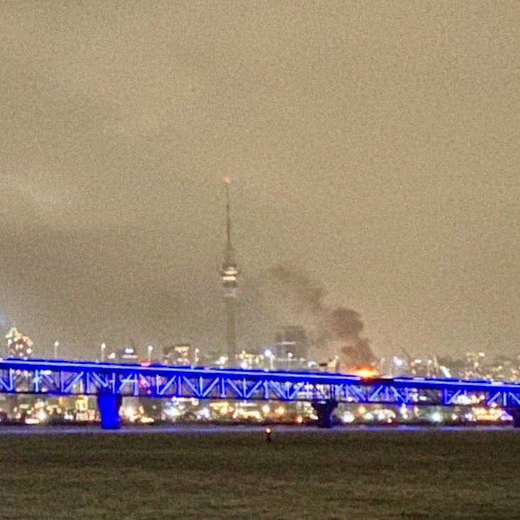 #skycityfire - Showing no respite. Seen from afar at Birkenhead. Hope there is plenty of rain tonite. Hope &amp; pray for the brave firefighters tackling this fire. #aucklandfire #skycity